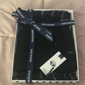 NWT Dockers Black Beanie and Scarf Set